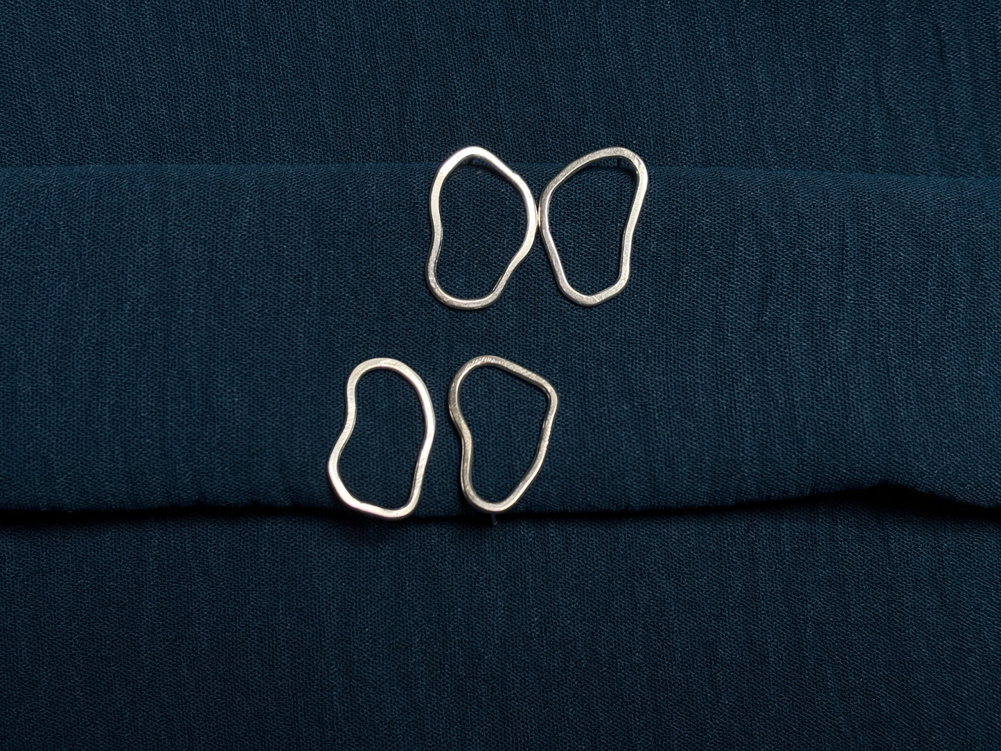 Wobbly stud earrings