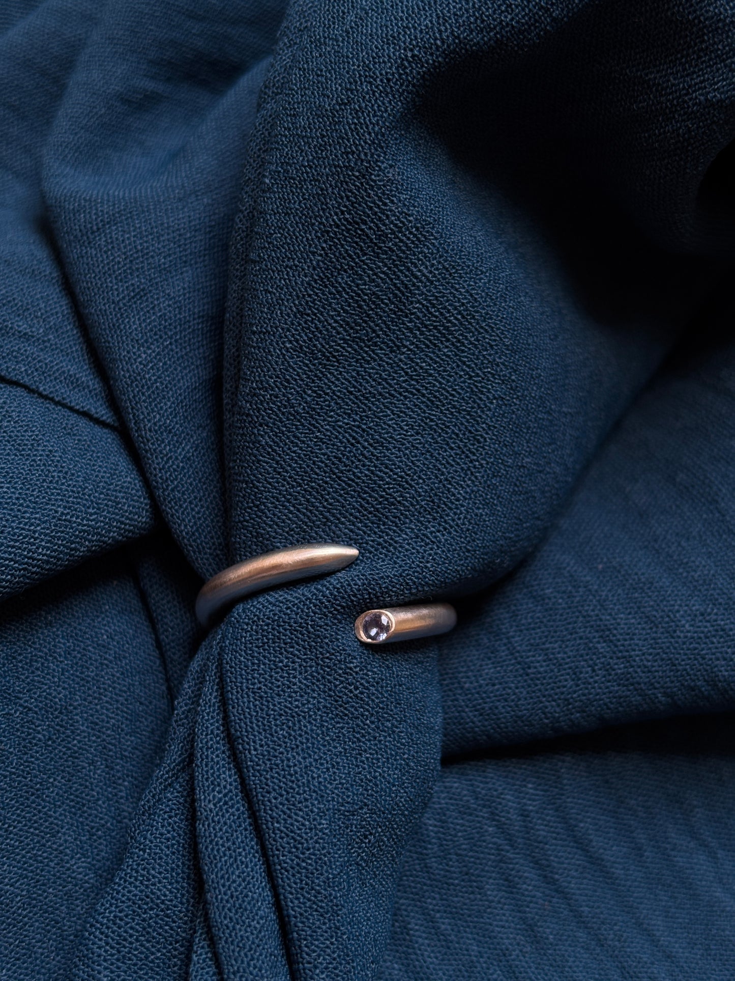 ´Needle´ ring with tanzanite-coloured cubic zirconia - Size O