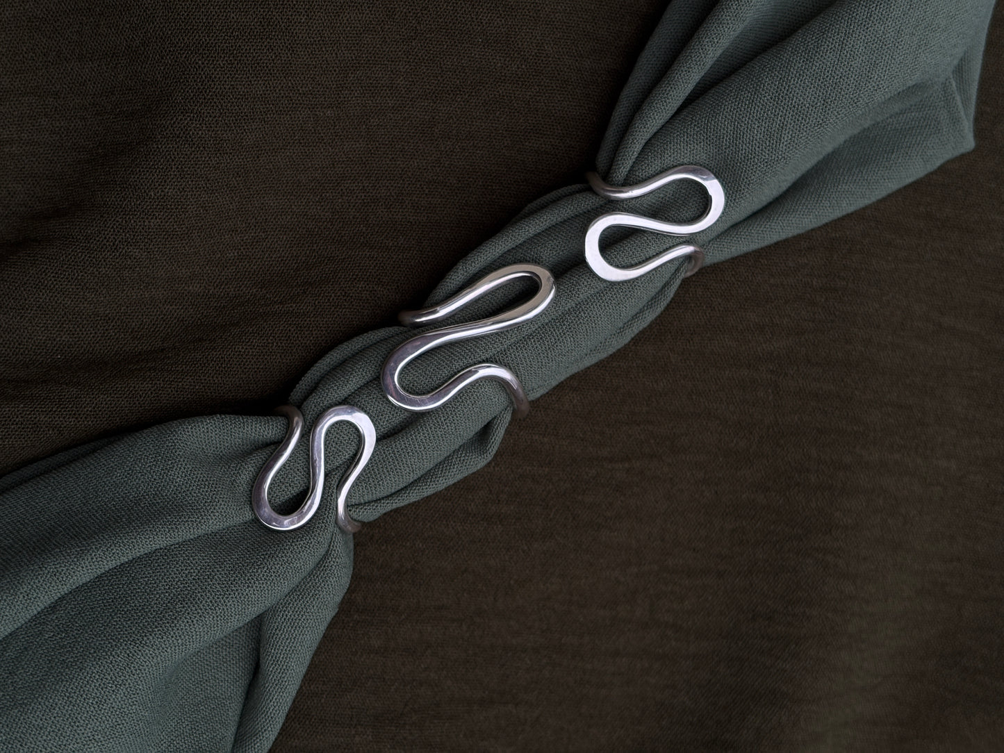 Wavy ring
