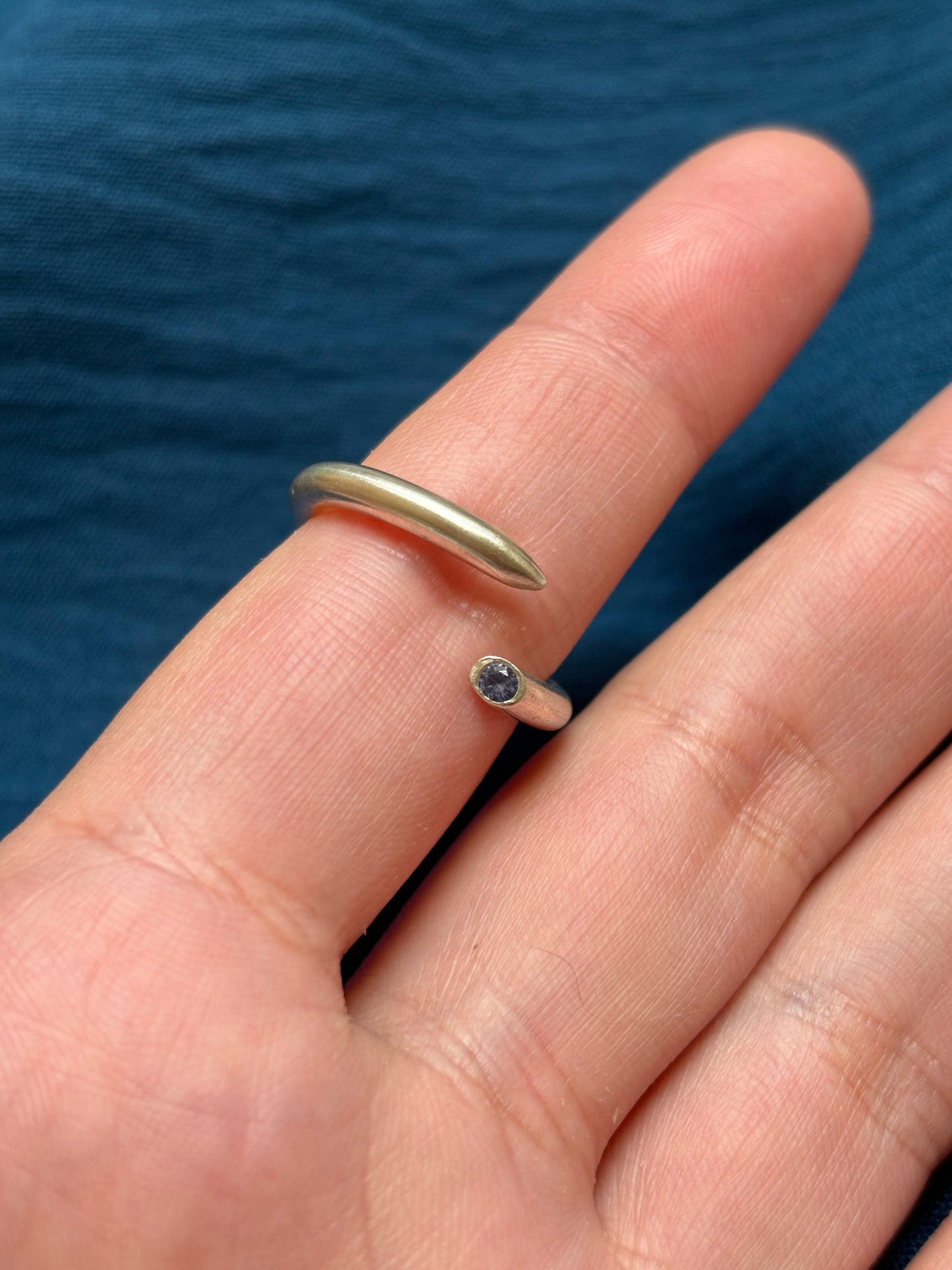 ´Needle´ ring with tanzanite-coloured cubic zirconia - Size O