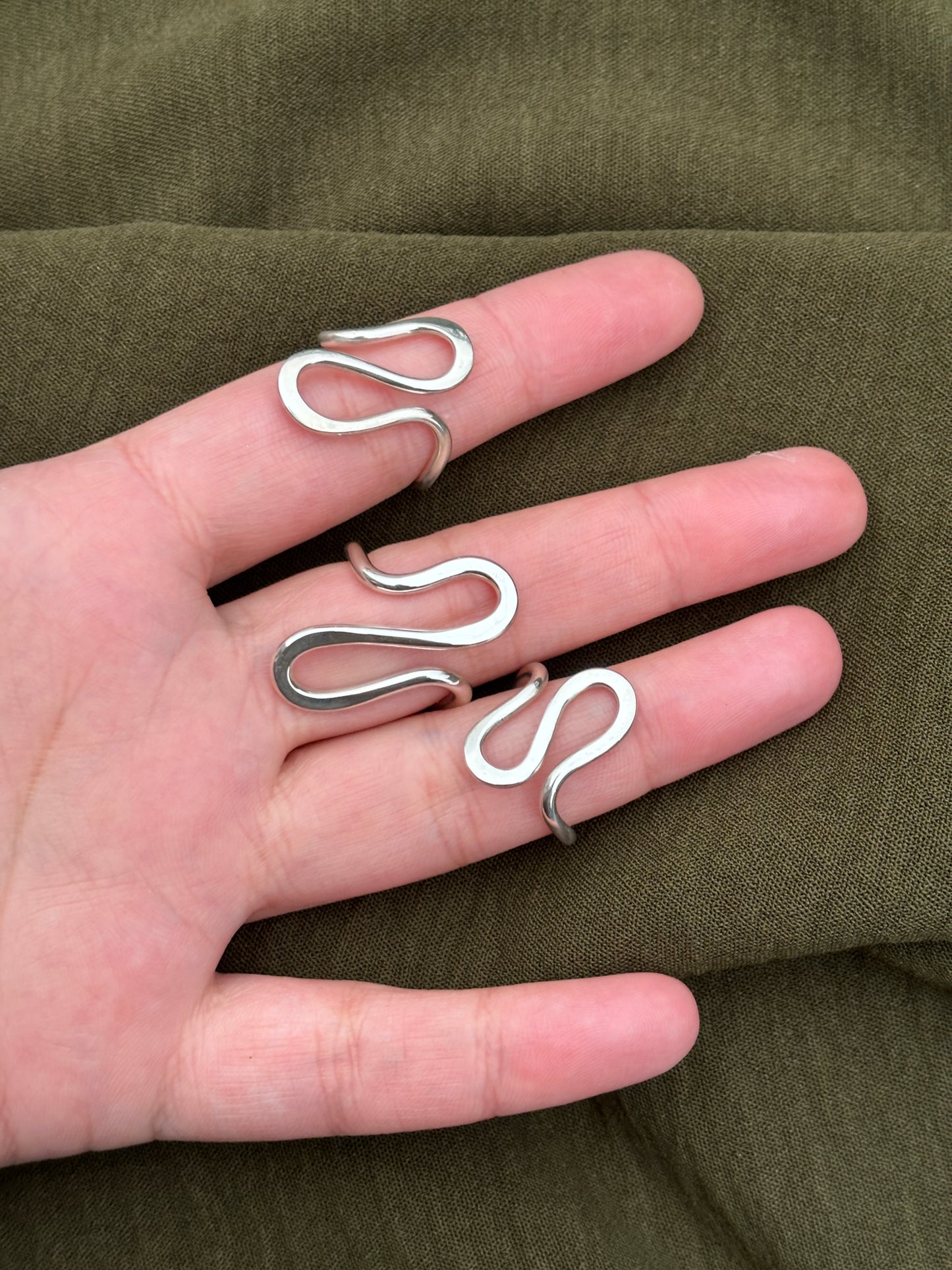 Wavy ring