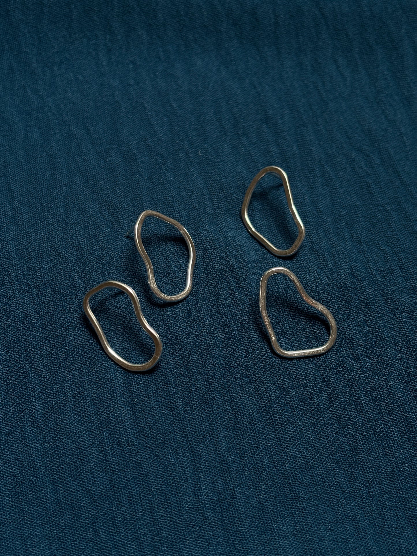 Wobbly stud earrings