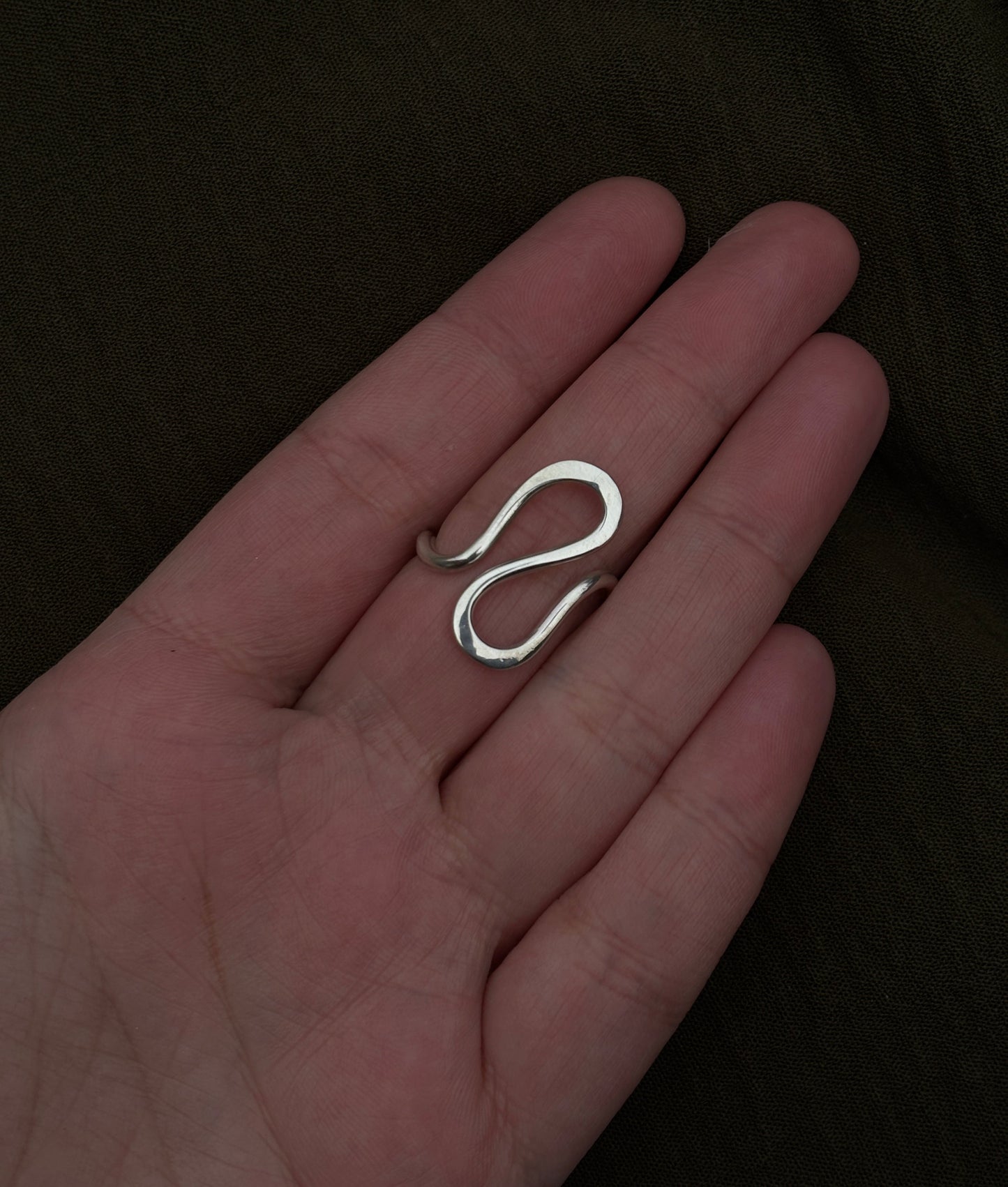 Wavy ring
