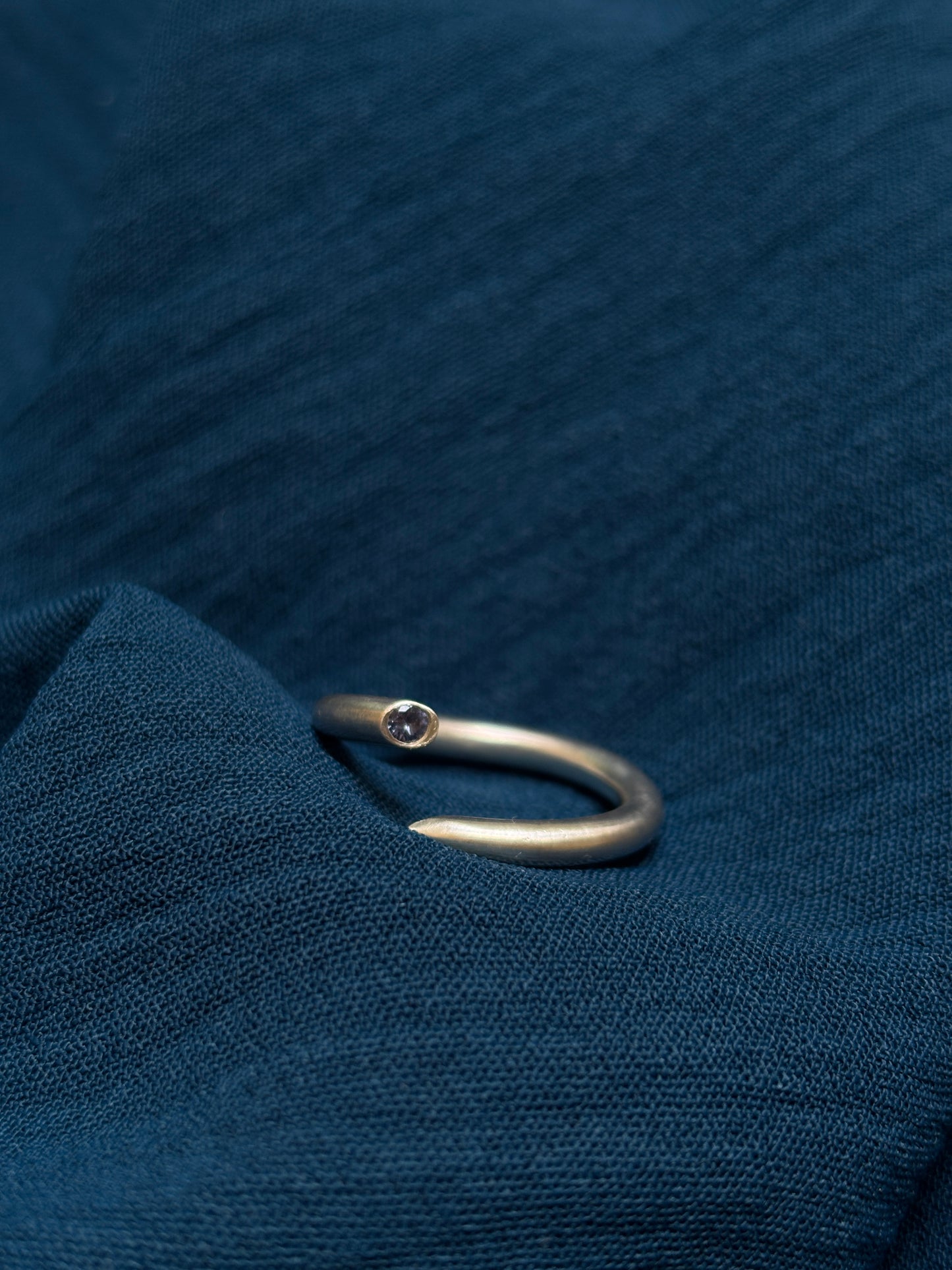 ´Needle´ ring with tanzanite-coloured cubic zirconia - Size O