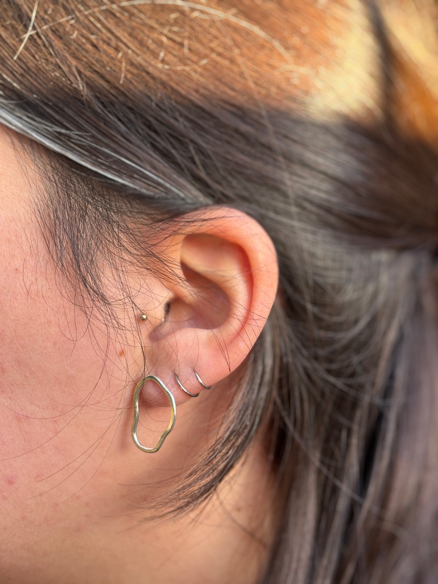 Wobbly stud earrings