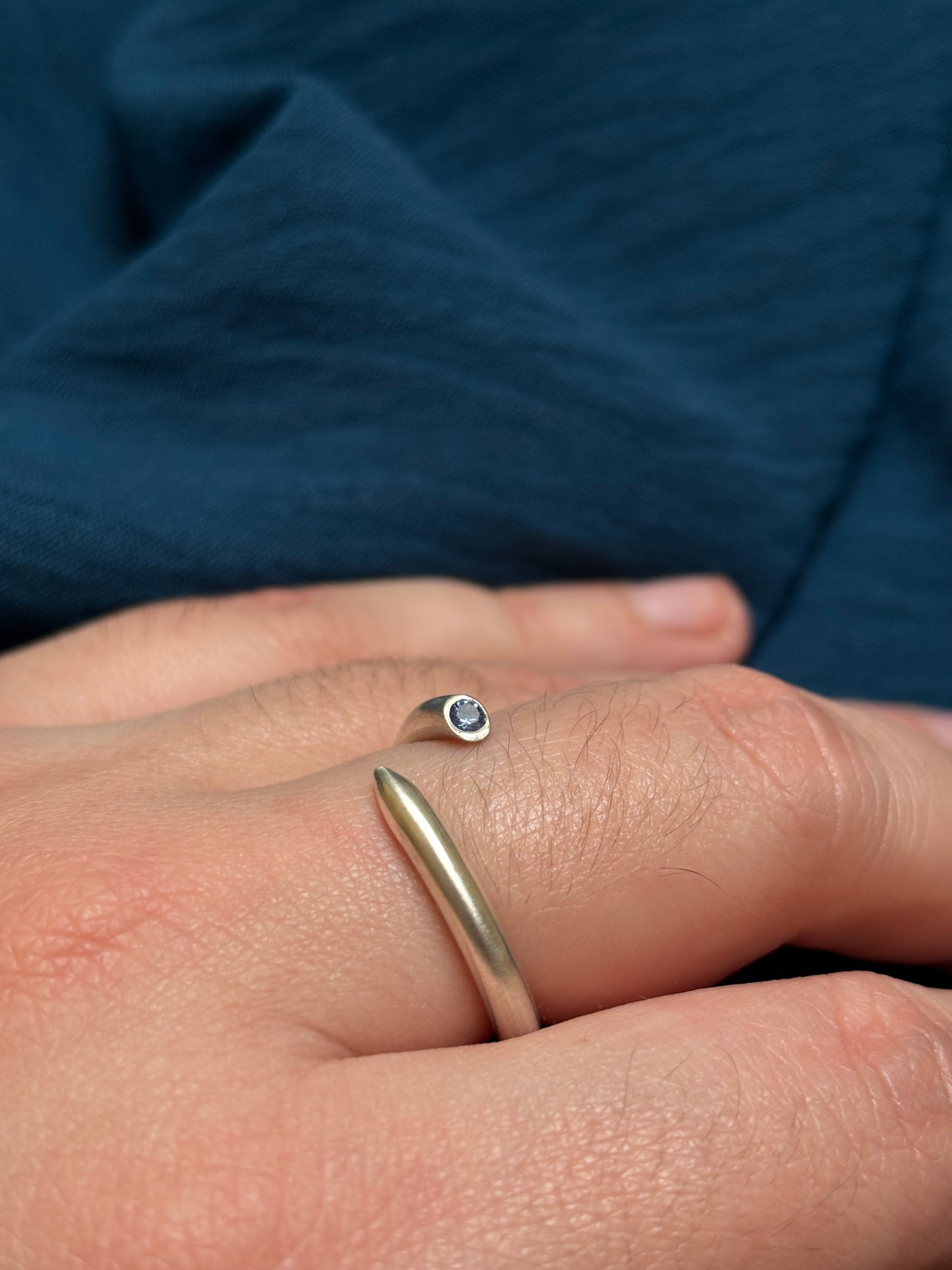 ´Needle´ ring with tanzanite-coloured cubic zirconia - Size O