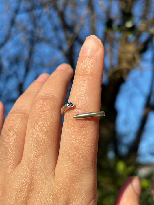 ´Needle´ ring with tanzanite-coloured cubic zirconia - Size O