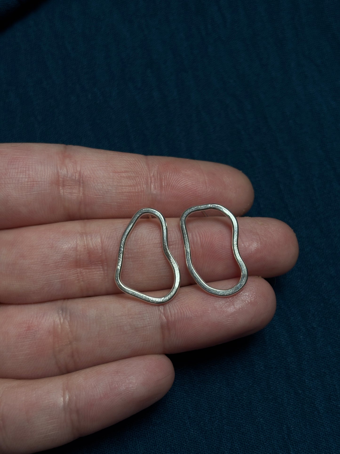 Wobbly stud earrings